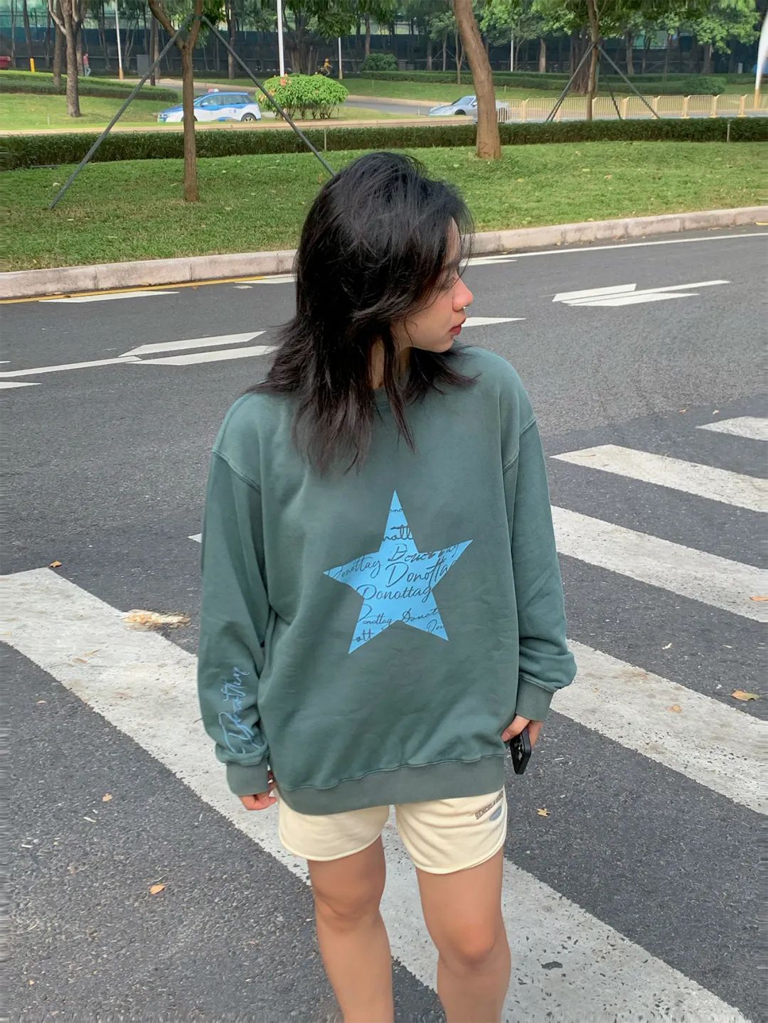 王鹤棣赵露思三亚同框同款,王鹤棣赵露思黑色衣服