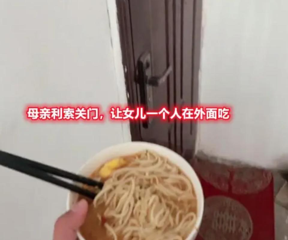 给妈妈买蛋糕却被爸爸骂瘫痪,给爸爸妈妈买东西被骂