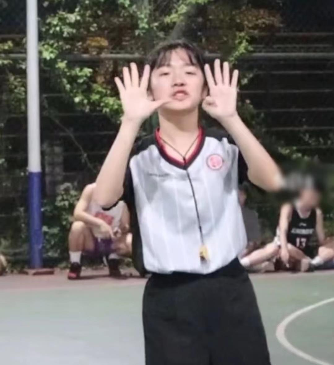 青岛高校女生当篮球裁判惊艳全场,高校女生担任篮球赛裁判员