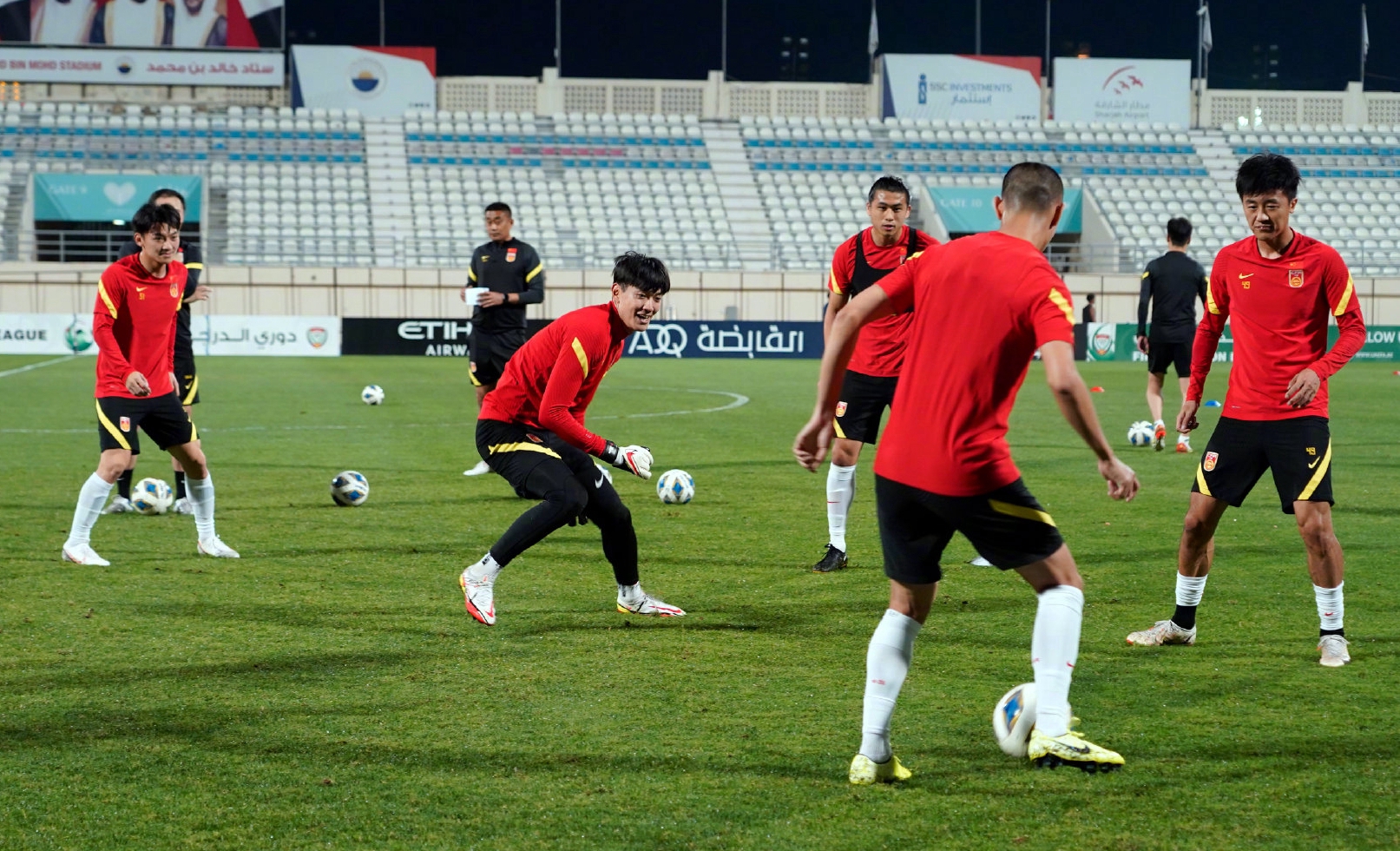 李霄鹏为中国脸面而战,央视采访李霄鹏足球之夜