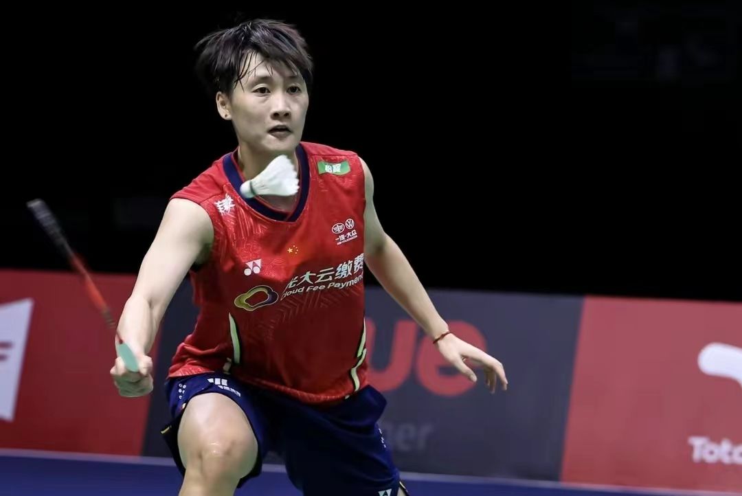 陈雨菲脚踝受伤视频,陈雨菲比赛中脚崴到了很痛的视频