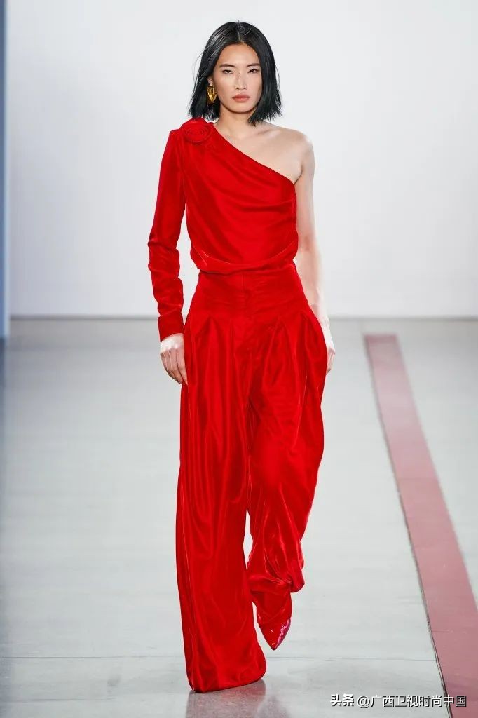 快过年了还是穿红色喜庆点,快过年了买件红色的衣服