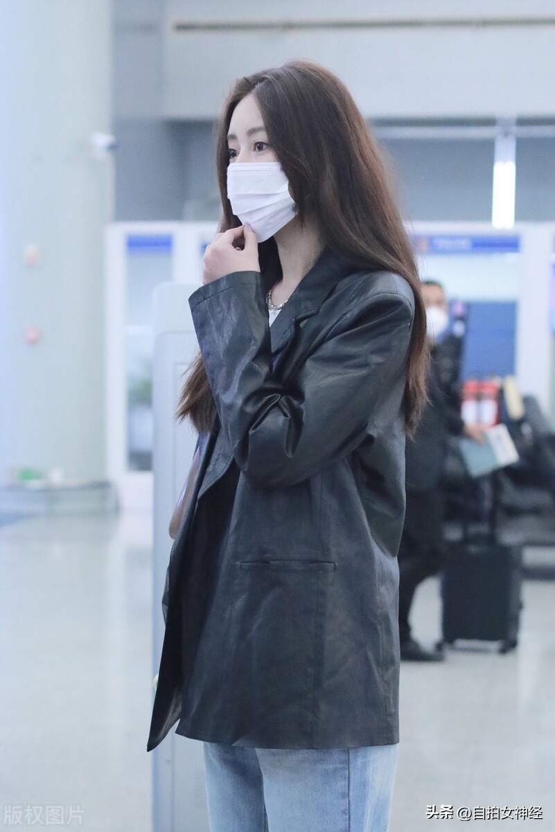 吴优身穿白色长裙礼服,吴优棕色牛仔裤