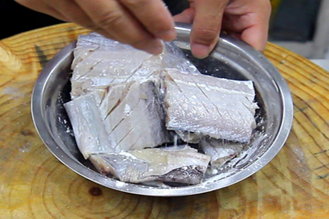 黄眼睛带鱼跟黑眼睛带鱼有啥区别,带鱼是黄眼睛好还是黑眼睛好吃