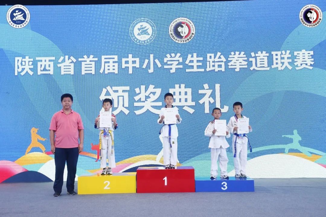 跆拳道小孩夺冠喜报,跆拳道馆比赛获奖喜报模板