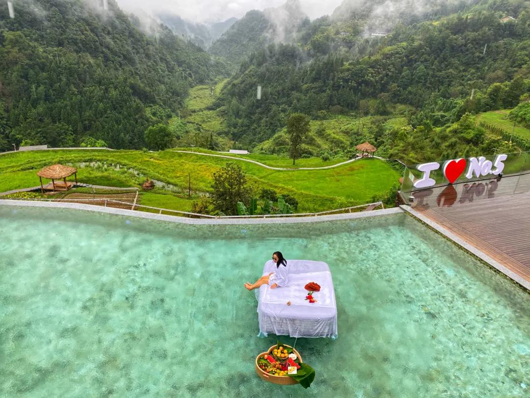 神仙眷侣辞掉高薪工作，爆改废弃山谷，悬崖高空造无边恒温泡池