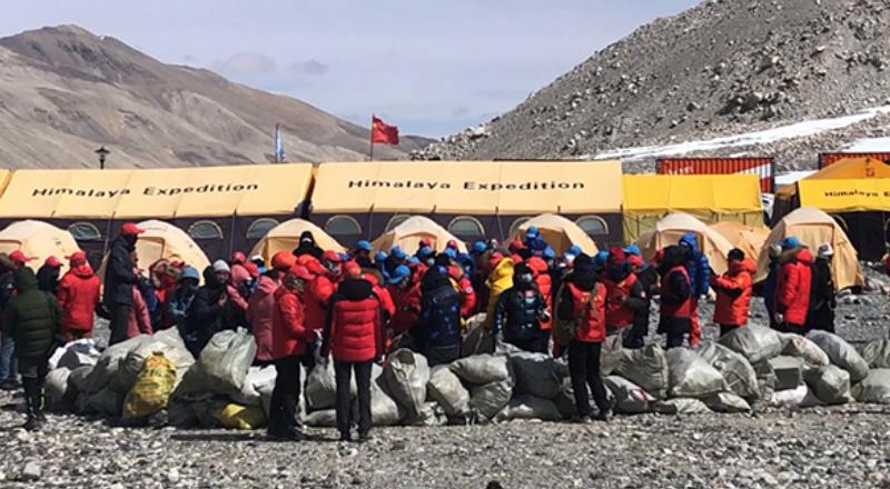 珠峰成“垃圾山”？尼泊尔*队军**上山除污，3.5万公斤垃圾引人震撼