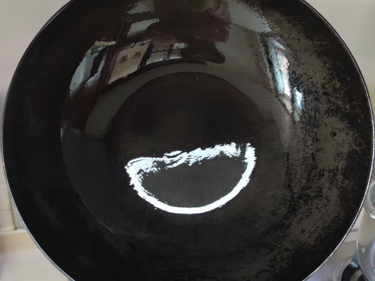 劣质铁锅如何开锅,白色铁锅的正确开锅方法