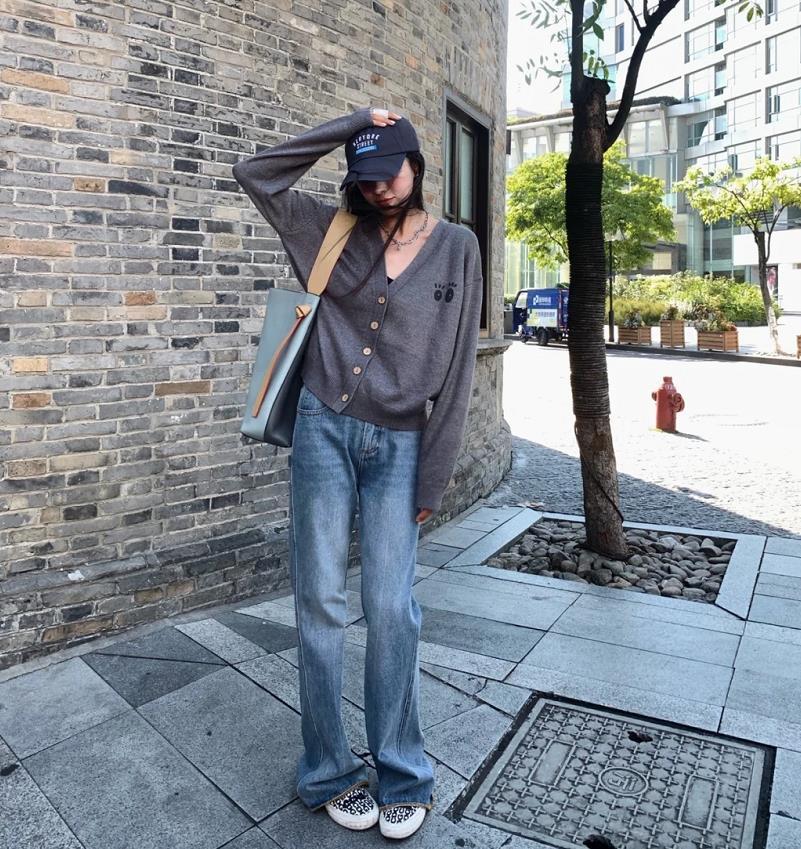 牛仔裤配什么鞋子好看又好搭,阔腿裤牛仔裤搭配什么鞋子好看