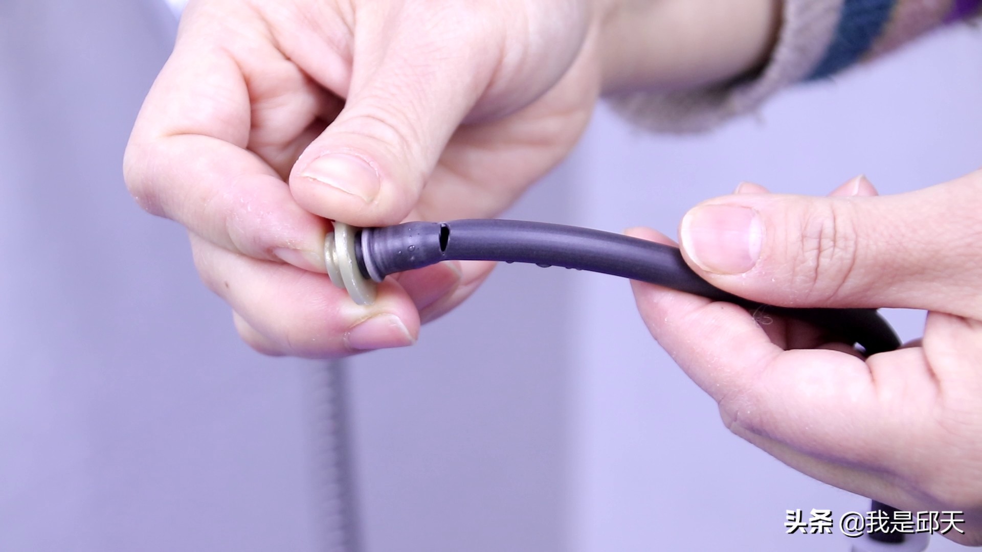 淋浴喷头裂了一道缝隙怎么补,淋浴喷头漏水的修理方法