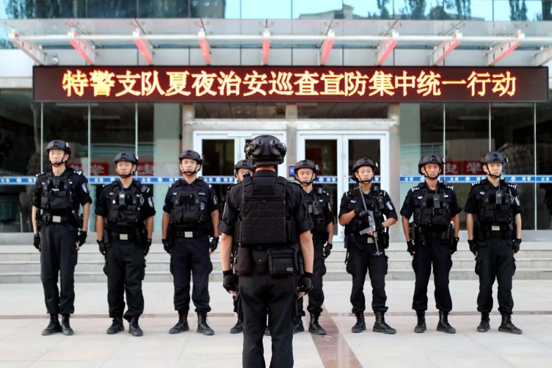 公安督导夏夜治安巡防暖警,巡特警守护城市夜晚平安
