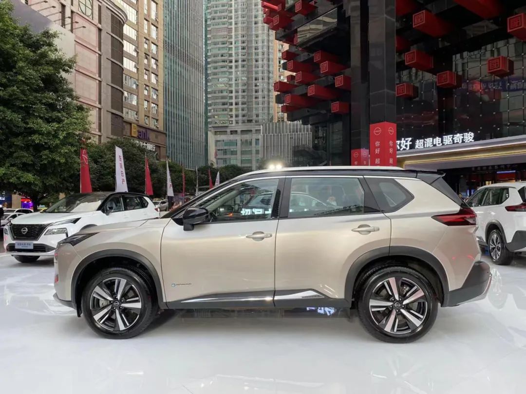 奇骏超混电驱版和荣放对比,2020款荣放2.0四驱版对比奇骏