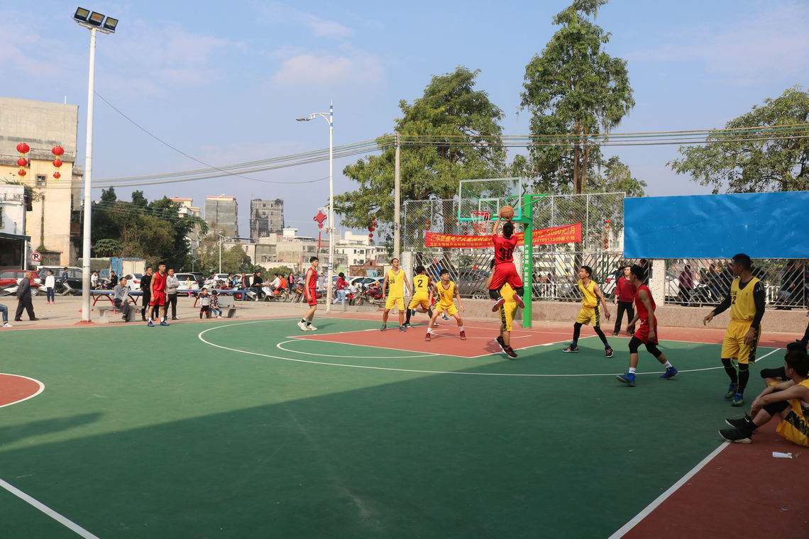 踢足球和打篮球哪个让孩子更聪明,让孩子打篮球有出路吗