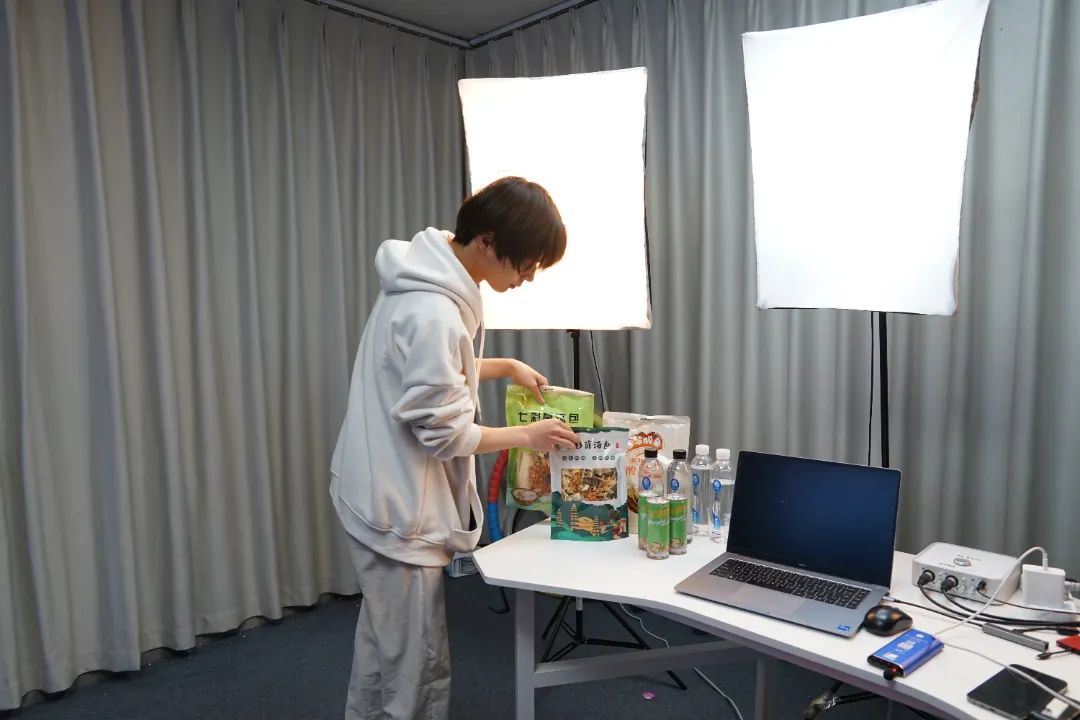 小黑带你看世界的直播间,小黑在直播间