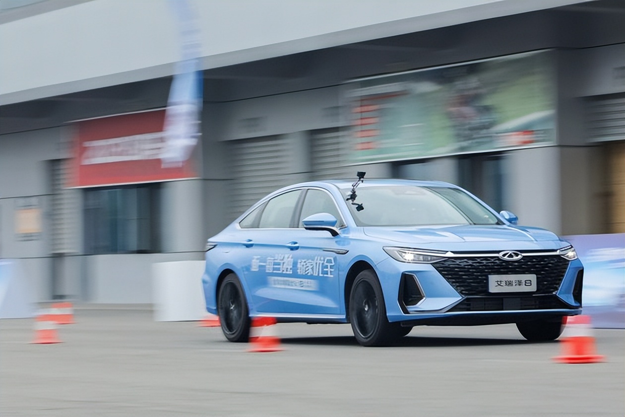不负新时代,比亚迪宋plusdmi和奇瑞艾瑞泽8