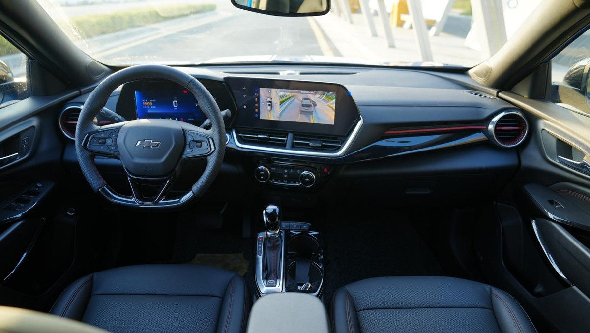 试驾雪佛兰科迈罗锋芒版,雪佛兰科迈罗潮智版和蜂巢版