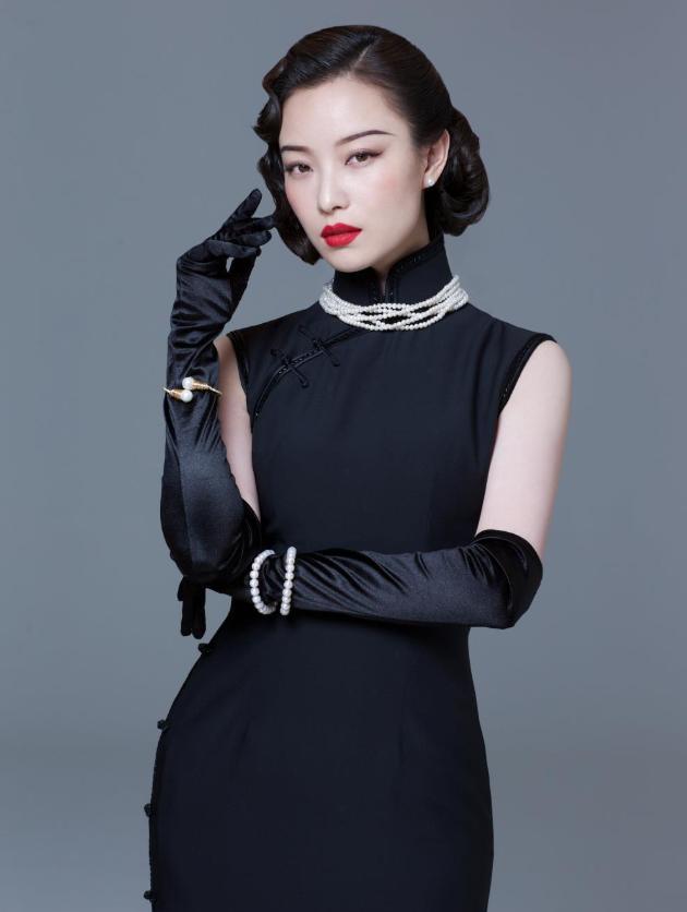 刘嘉玲关晓彤同框,穿旗袍大秀窈窕好身材