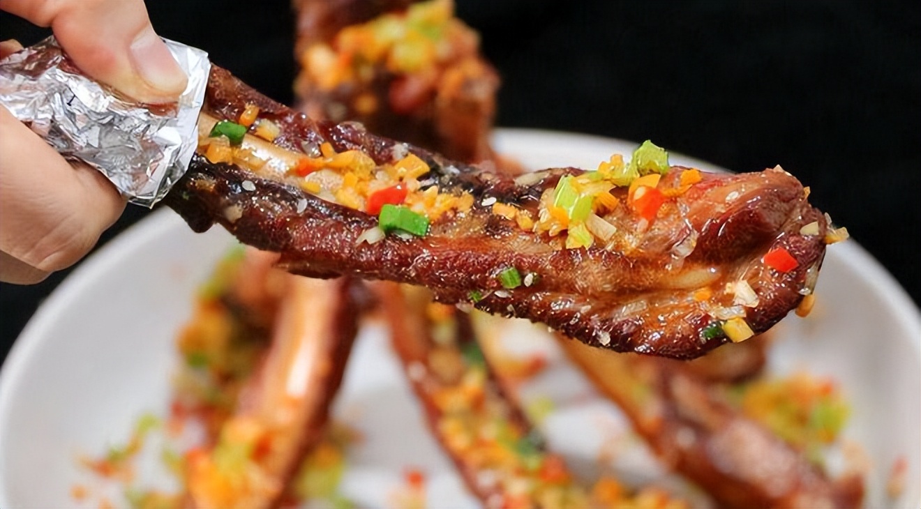 买排骨怎么区分前后排,排骨上有脆骨的是前排还是后排