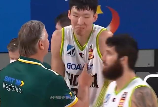 破案了！队友求击掌，周琦为啥没看一眼，胡子哥一路追赶，尴尬