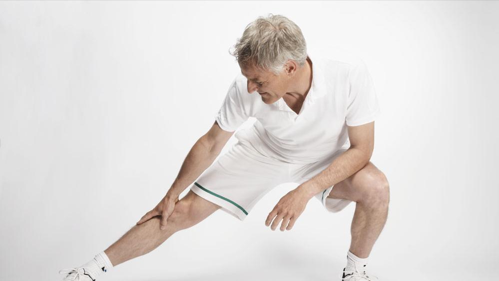 20岁每天压腿拉筋有啥好处,年纪大了老是会拉筋是怎么回事