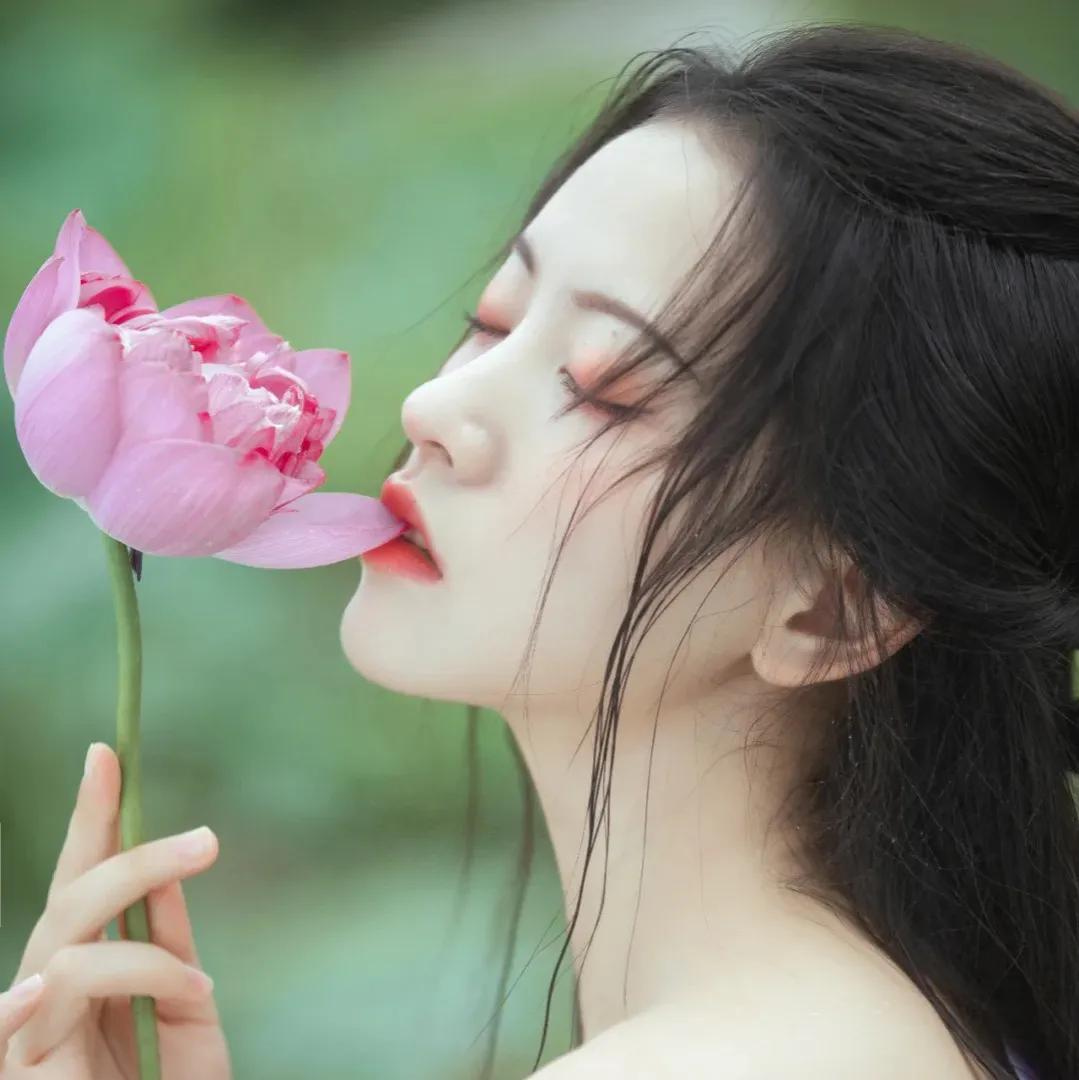 皇帝叔敖煊一向自认为女人是不过是他利用的工具，可她却成了例外