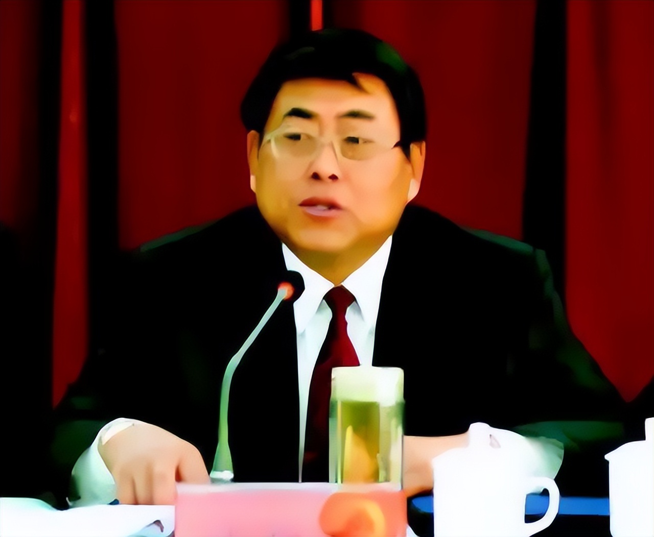 安徽“好色省长”何闽旭：敛财800万，*养包**姐妹花，上任九天被捕