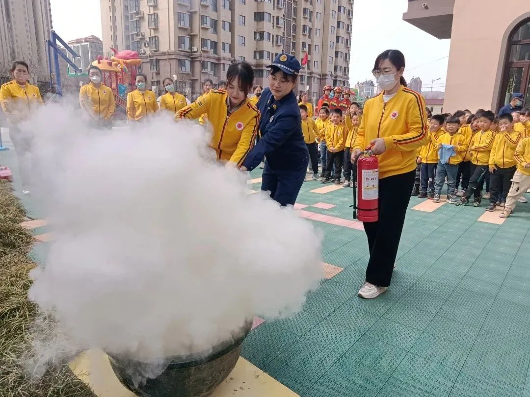 消防安全伴你童行知识小课堂,安全童行消防演练