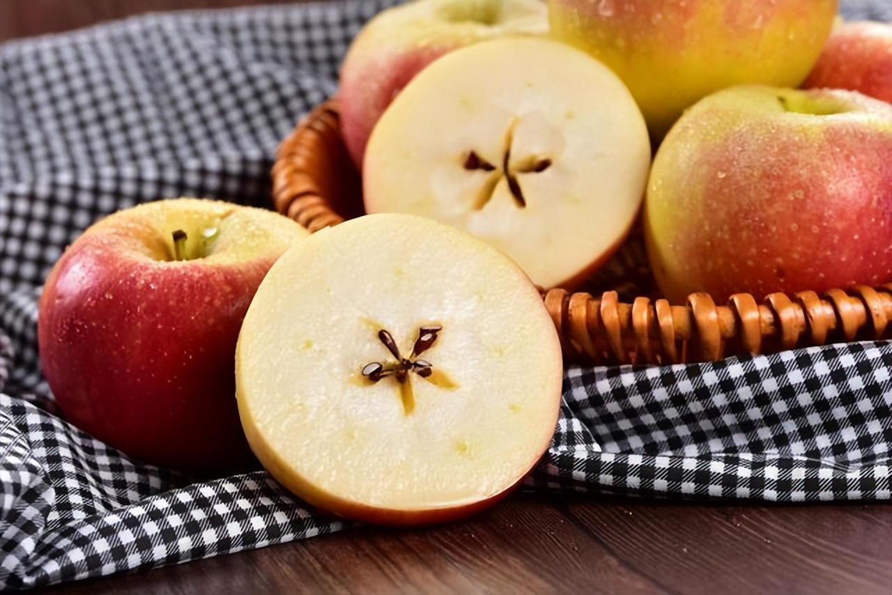 晚上吃苹果有什么毒啊,吃苹果伤胃吗什么时候吃好