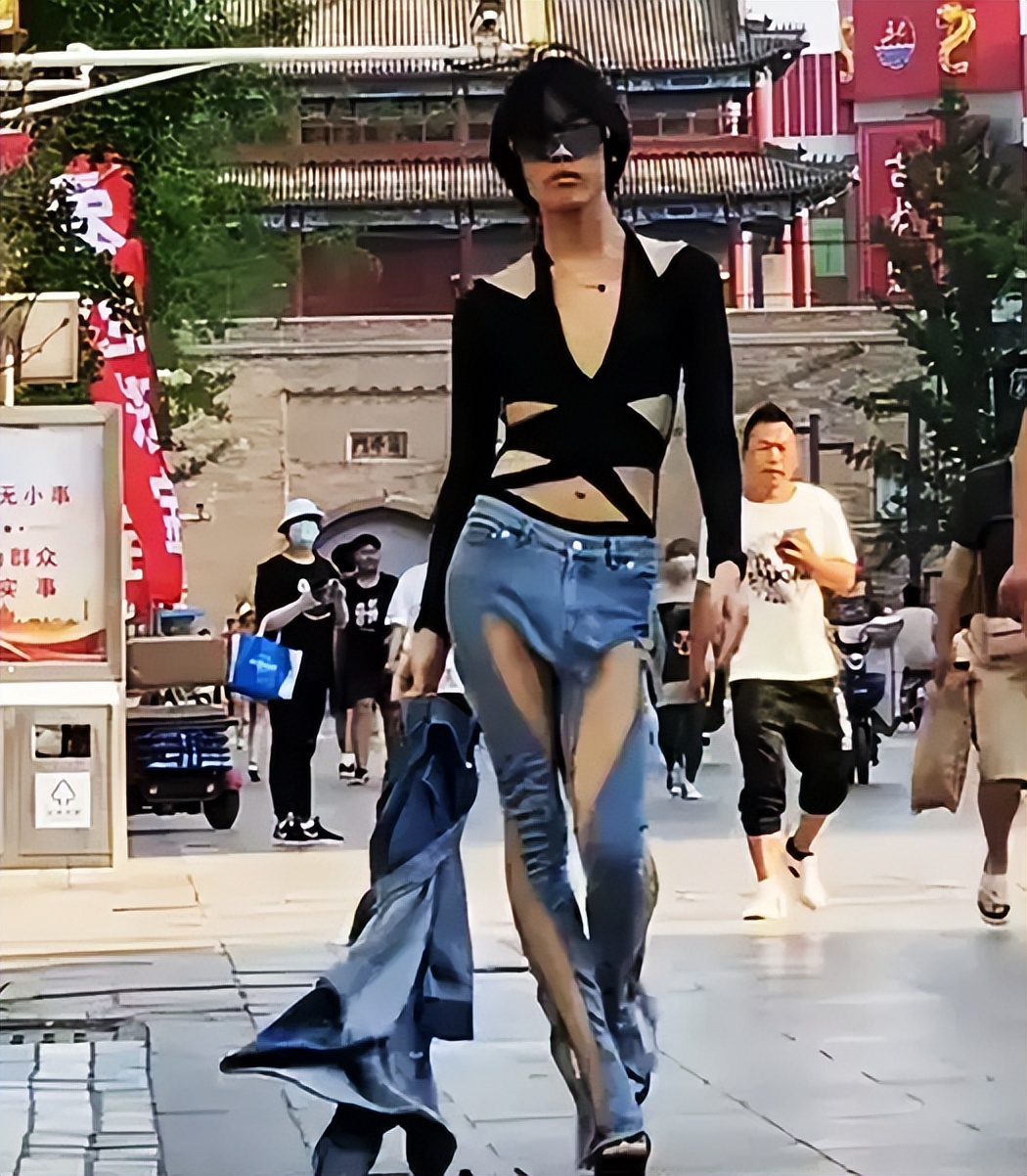 震惊！！！满大街“露奶装”、“开裆裤”，演绎现实版的罗刹海市