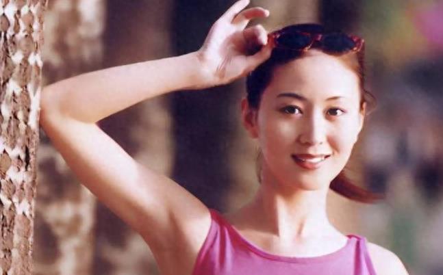 事实证明，为了钱选择当“裸模”的汤加丽，已经走上了另一条路