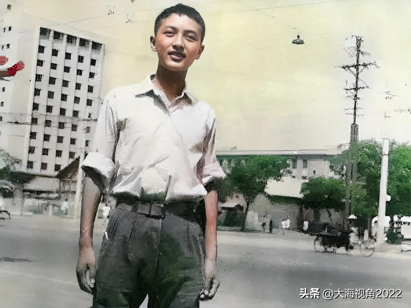 少年王石年少轻狂，带头偷瓜。还说打死过一只狼