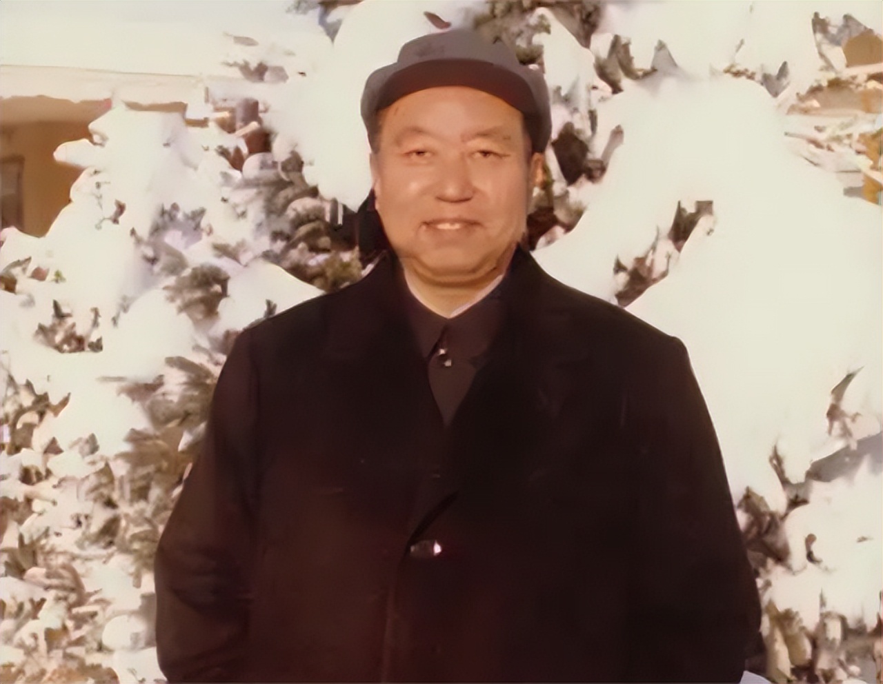 74年*国锋华**衣着朴素参加家长会，工人家长问其贵姓，答：中华的华