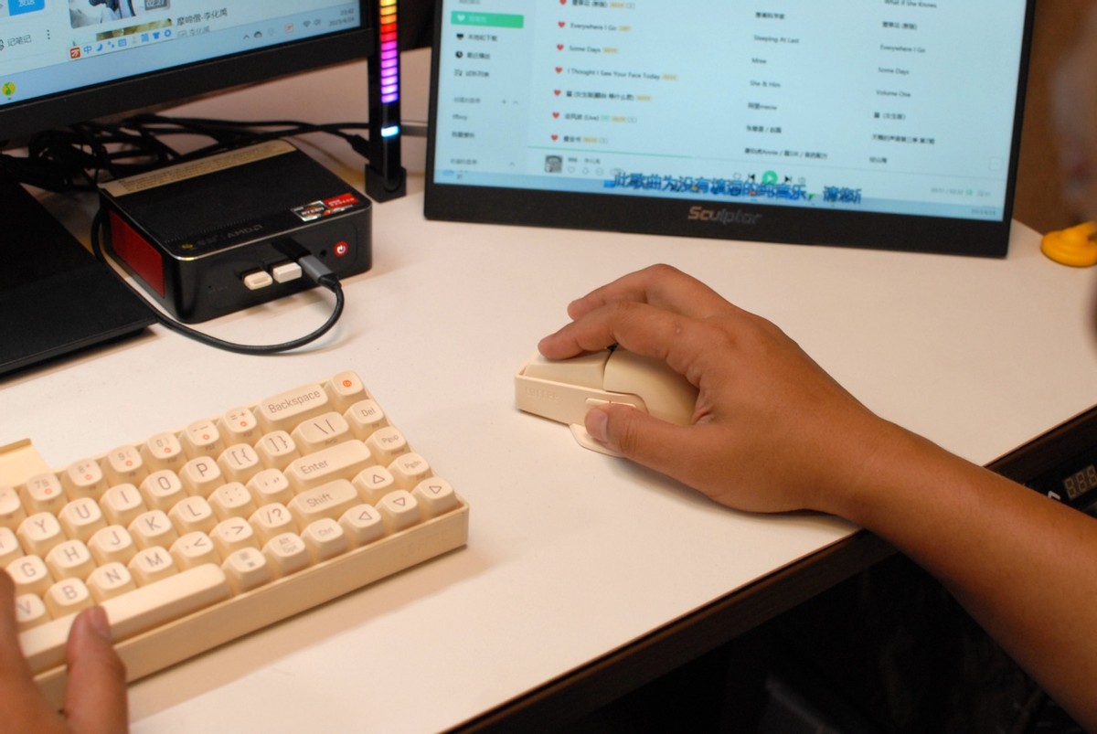 小翘三模无线鼠标体验：PBT插拔按键，免驱精调DPI