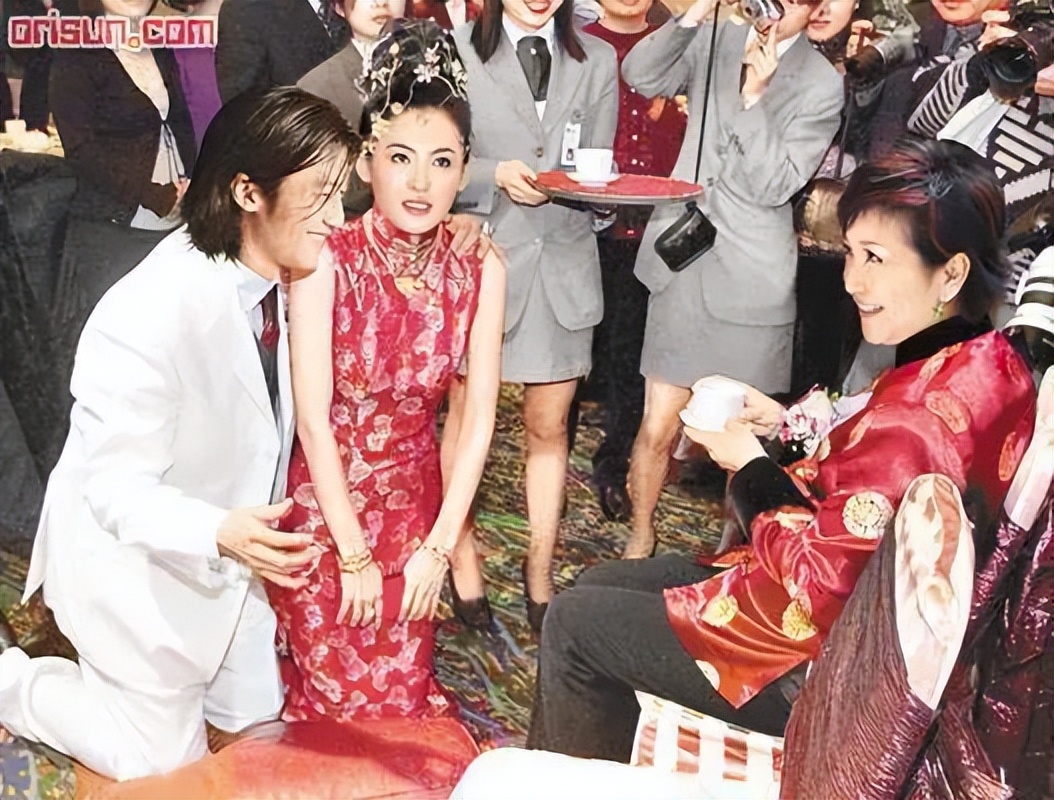 张柏芝小腹微突,张柏芝直播挡脸