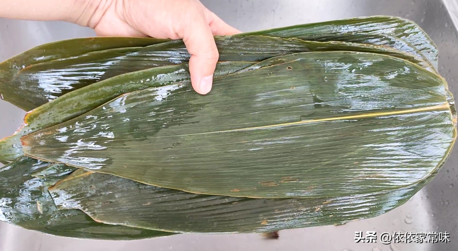 端午节包粽子教你最简单家常做法,端午节包粽子的做法慢动作