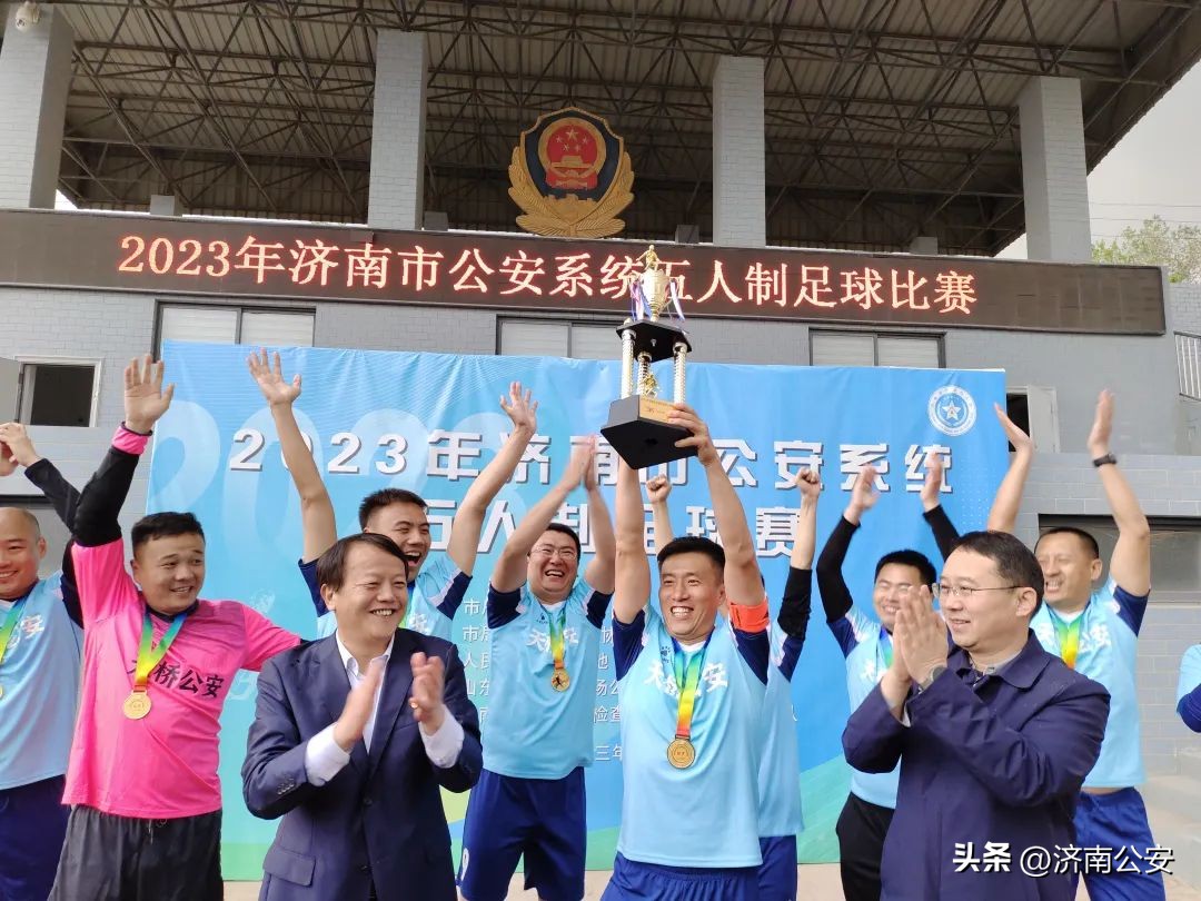 瞧瞧～警察队伍里的“足球小子”！