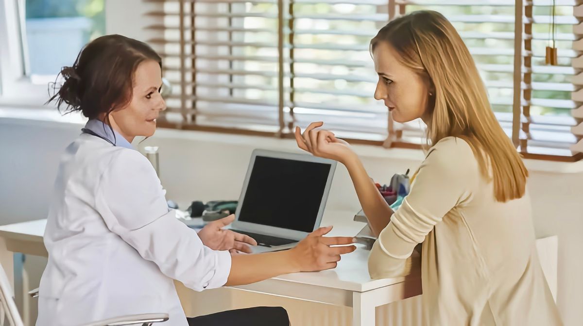 女子身上长虫医生拿镊子治疗,医生从女子腹痛取出长虫