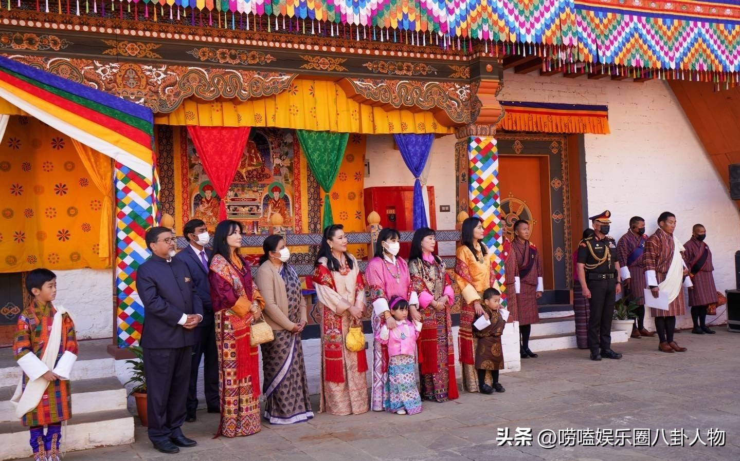 同样都是小国的王后，佩玛远不如夏琳王妃过得好，王冠看着好廉价