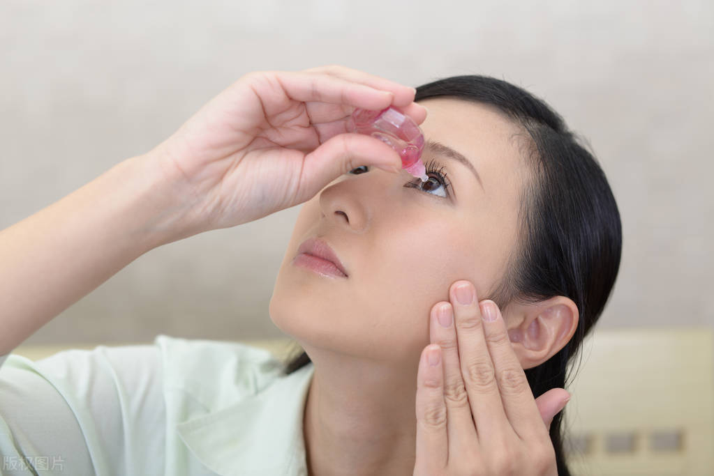 眼睛肿了为什么会流黄色东西,眼睛肿了睡觉还流出黄色粘稠物