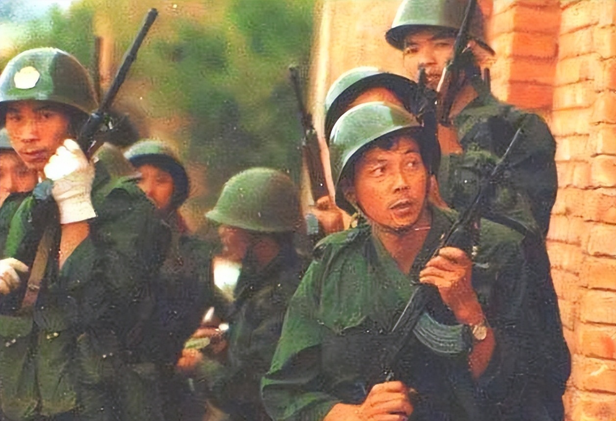 两个兵王叛逃，与一千多军警对峙3天，放大火烧山才将他俩制服！