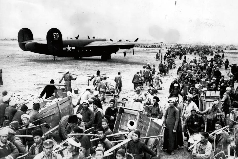 乌克兰百姓不干了！北约对乌军援，怎么变成了进口豪车供人倒卖？