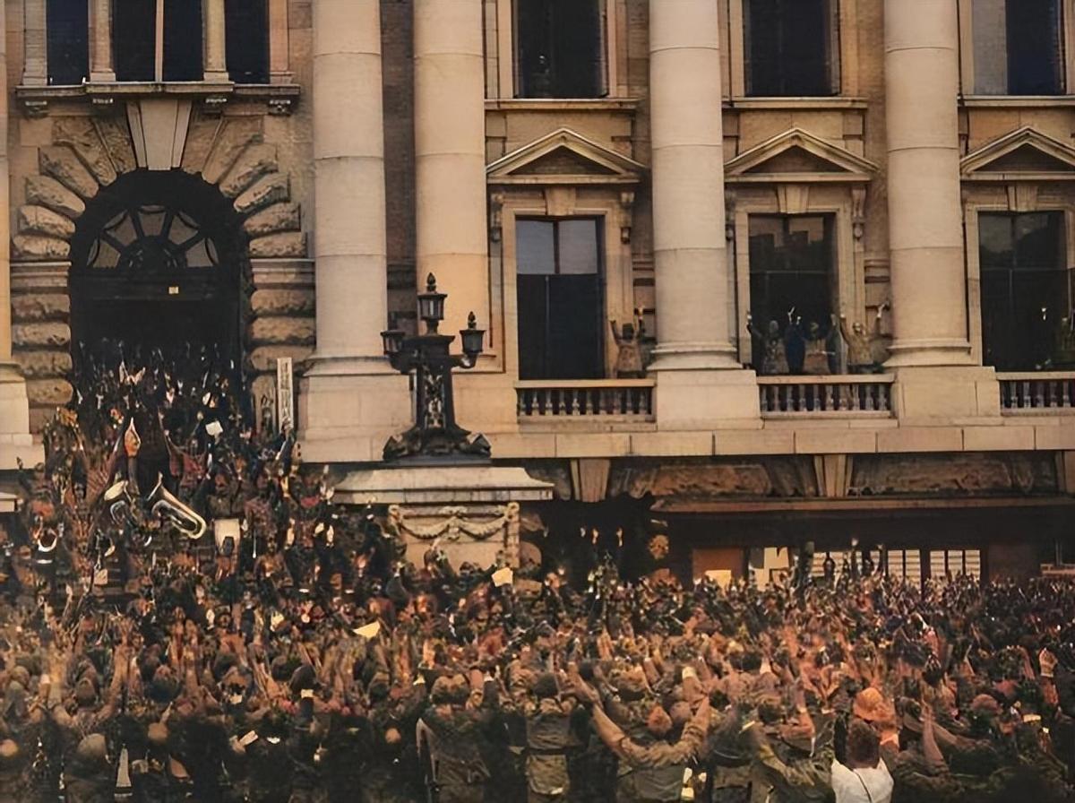 变态的纳粹德国,*光脱**犹太人女人衣服,集体*杀屠**!2