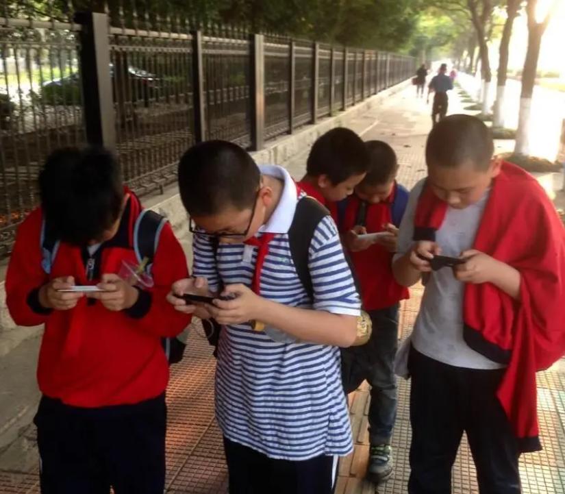 凭啥糟蹋家长血汗钱？老师没收20余学生手机后泡进水里，后续来了