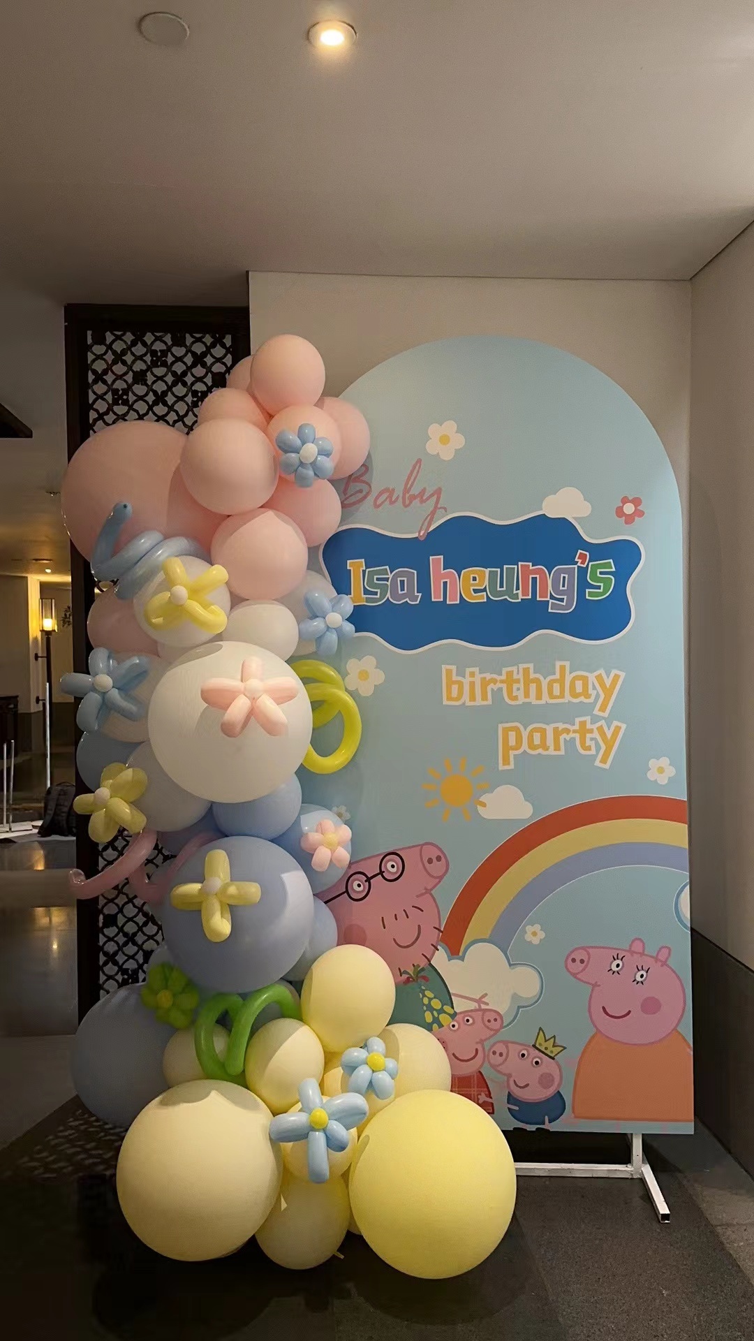 向佐和郭碧婷一家四口合影,向佐郭碧婷夫妇分享儿子周岁宴