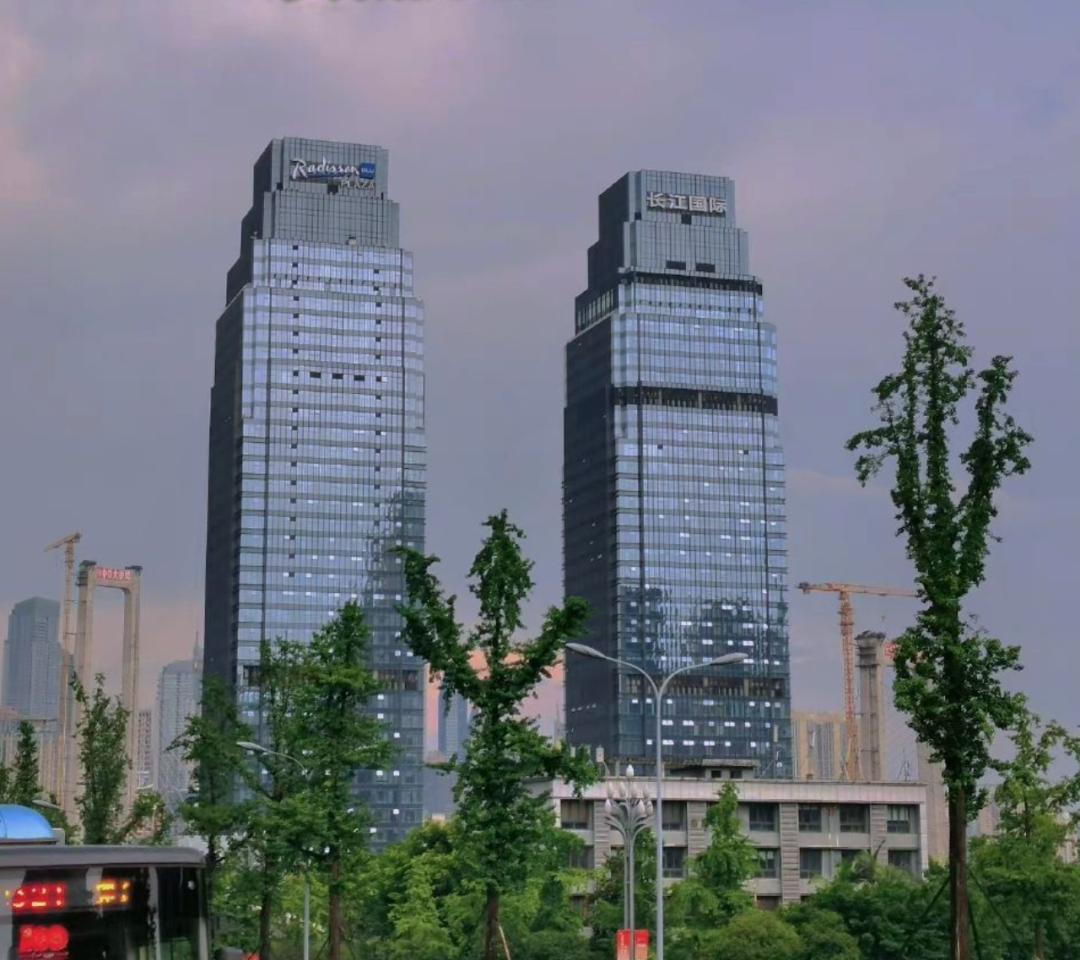 重庆的大街小巷都有18楼的故事,夜晚的重庆十八楼