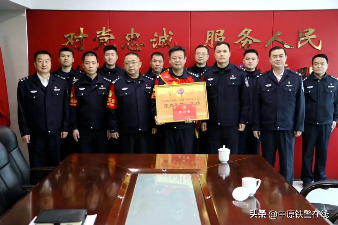 送去慰问品看望民警,送温暖慰问警察