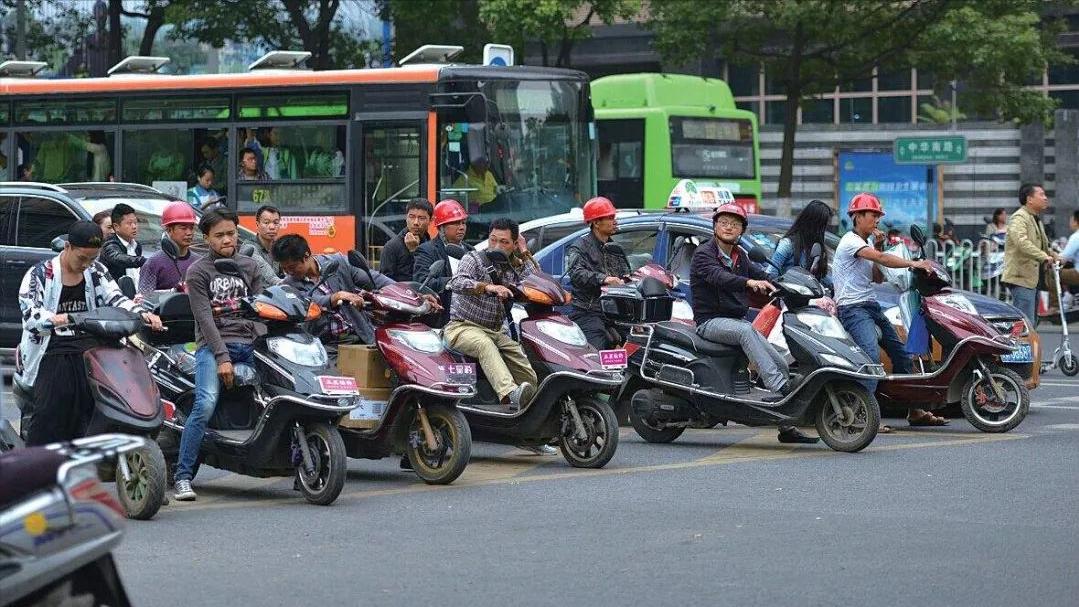 中国各地的硬核交通，重庆出租车贴地飞行，武汉公交速度直追火车