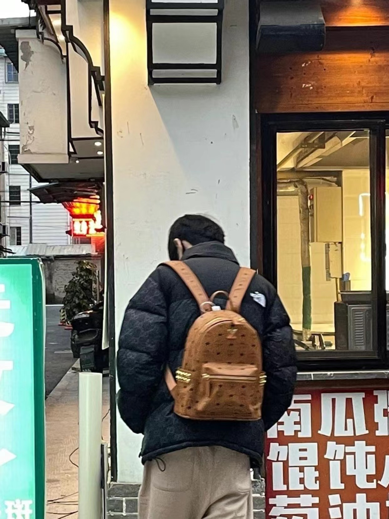 轻奢双肩包女款名牌清仓,适合男士背的轻奢双肩包