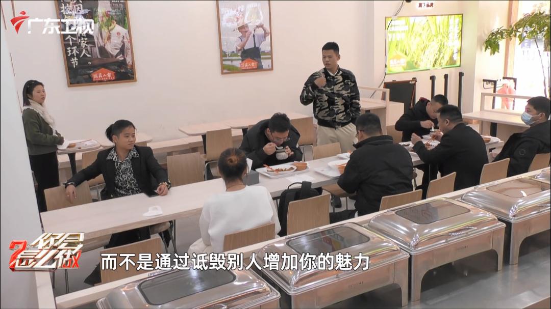 当目睹有人胁迫购买网络*力暴**，男士霸气赶人：我就数三个数！