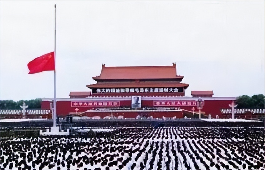 76年毛主席逝世，*东兴汪**看过悼词后提出一点意见，*国锋华**：我赞成